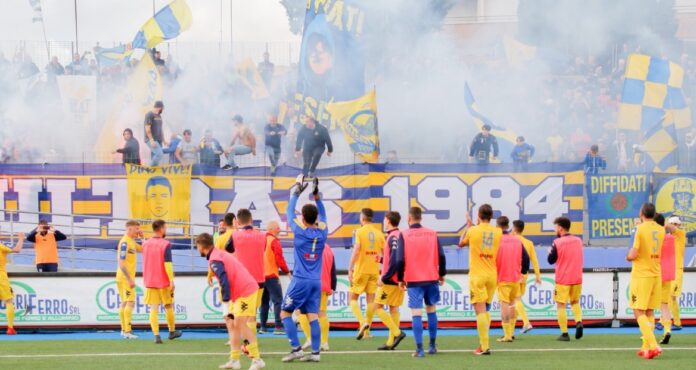 CERIGNOLA: LA RABBIA COMPOSTA DEI TIFOSI GIALLOBLU. “QUELLA SERIE C ERA NOSTRA”!