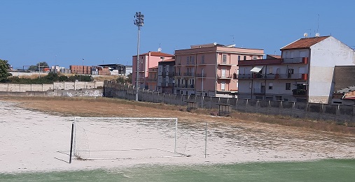 SAN NICANDRO: CAMPO SPORTIVO LASCIATO NEL DEGRADO ASSOLUTO.