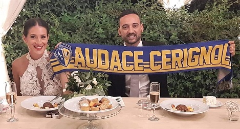 IL GIORNO DEL LORO MATRIMONIO CON LA SCIARPA DELL’AUDACE CERIGNOLA. LE FOTO.